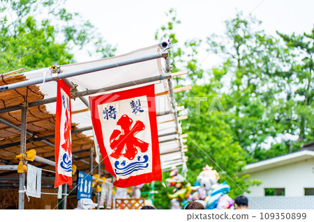 夏日祭典的典型場景：路邊攤 109350899