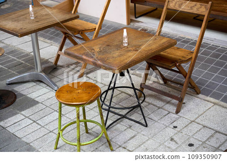 [Nagoya] A small table and chairs on a street corner 109350907