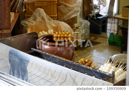 [Nagoya] Storefront where mitarashi dango is being prepared 109350909