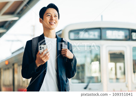 通勤列車上的商人攝影合作：京王電鐵株式會社 109351041