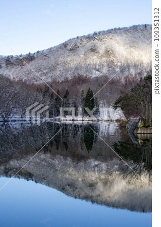 坂月湖中倒映的雪山 坂月湖中倒映的雪山 109351312