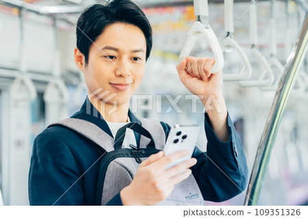 通勤列車上的商人攝影合作：京王電鐵株式會社 109351326