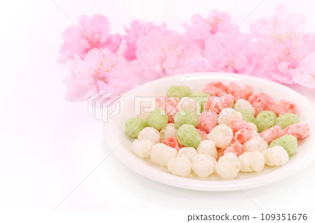 Hina-arare peach blossom bright background 109351676