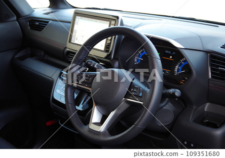 配備駕駛員輔助系統的最新高階輕型客車方向盤和儀表板 109351680