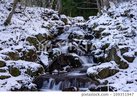Yokokura Falls in winter 109351947