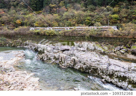 [Takayama Main Line] Limited Express Hida No. 2 running along the Hida River 109352168