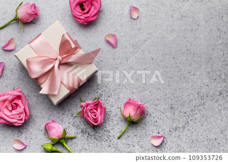 Valentine's Day card. Pink roses and gift boxes 109353726