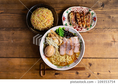 自製醬油拉麵、餃子和炒飯 自製醬油拉麵、餃子和炒飯 109353754