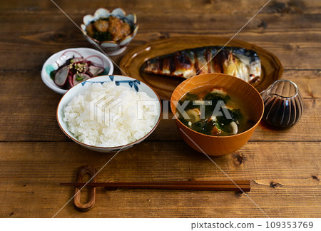 一湯三菜：烤青花魚、鹹海帶蘿蔔、芝麻醬鯛魚 109353769