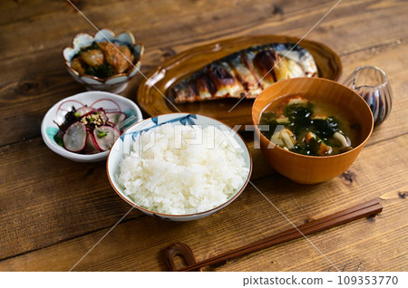一湯三菜:烤青花魚、鹹海帶蘿蔔、芝麻醬鯛魚 一湯三菜:烤青花魚、鹹海帶蘿蔔、芝麻醬鯛魚 109353770