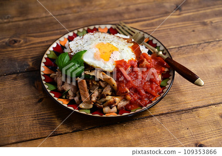 羅勒番茄醬炒豬肉碗 109353866