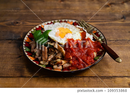 羅勒番茄醬炒豬肉碗 羅勒番茄醬炒豬肉碗 109353868