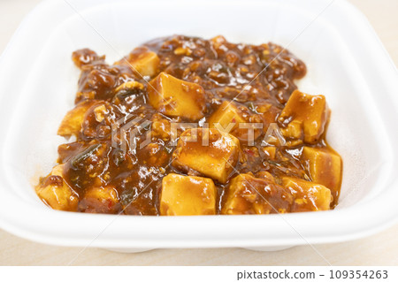 Delicious mapo rice bowl bento 109354263