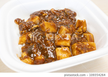 Delicious mapo rice bowl bento 109354264