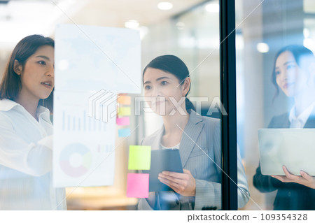 Business person working in the office Photography cooperation: WEEK Shibadaimon (Sun Frontier Fudousan) Business person working in the office Photography cooperation: WEEK Shibadaimon (Sun Frontier Fudousan) 109354328