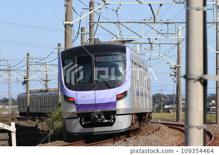 Express train bound for Minamikurihashi from Tokyo Metro running on the Tobu Nikko Line Express train bound for Minamikurihashi from Tokyo Metro running on the Tobu Nikko Line 109354464