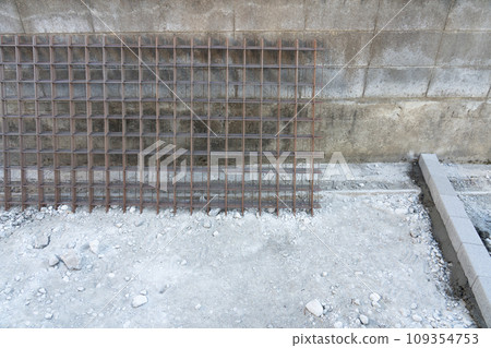 Exterior construction - wire mesh before installation 109354753