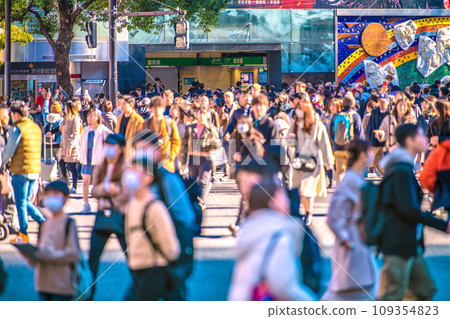 日本東京 12 月的城市景觀…由於冠狀病毒,三個月來首次增加。擁擠的澀谷,人們又戴上了口罩…=第3 日本東京 12 月的城市景觀…由於冠狀病毒,三個月來首次增加。擁擠的澀谷,人們又戴上了口罩…=第3 109354823