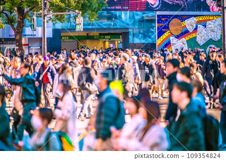 日本東京城市景觀 12 月...光與影...由於冠狀病毒,三個月來首次增加。擁擠的澀谷,人們又戴上了口罩…=第3 日本東京城市景觀 12 月...光與影...由於冠狀病毒,三個月來首次增加。擁擠的澀谷,人們又戴上了口罩…=第3 109354824