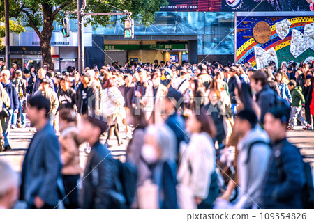 日本東京城市景觀 12 月...光與影...由於冠狀病毒,三個月來首次增加。擁擠的澀谷,人們又戴上了口罩…=第3 日本東京城市景觀 12 月...光與影...由於冠狀病毒,三個月來首次增加。擁擠的澀谷,人們又戴上了口罩…=第3 109354826