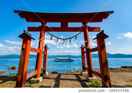 Torii and pleasure boat 109355498