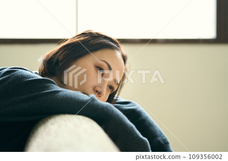 A woman lying on the sofa 109356002