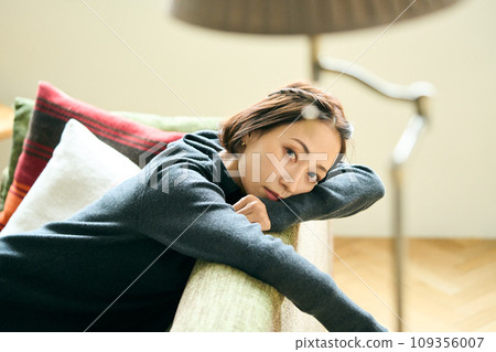 A woman lying on the sofa 109356007