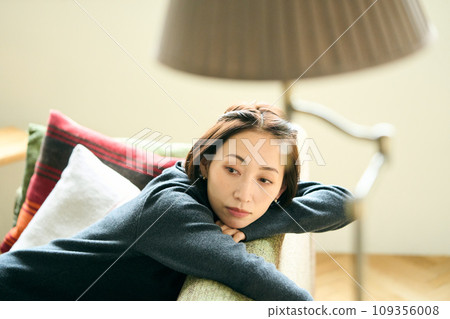 A woman lying on the sofa 109356008