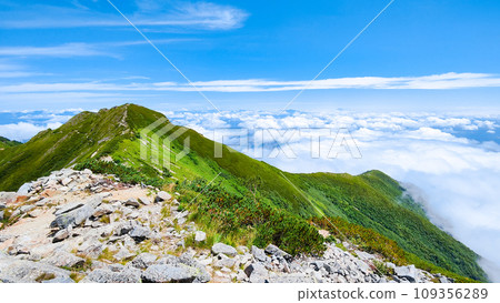 Climbing Mt. Jigatake in summer (view of the mountaintop) 109356289