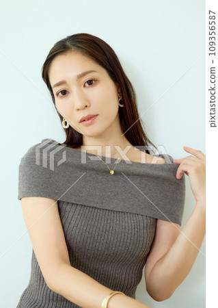 針織連衣裙的女人 109356587