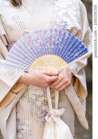 穿著和服、不露面的年輕女子 109356705