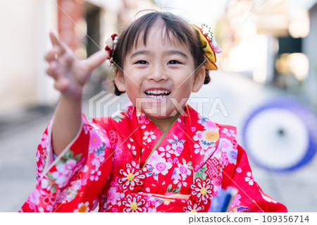 A lively 3-year-old girl goes to Shichi-Go-San 109356714