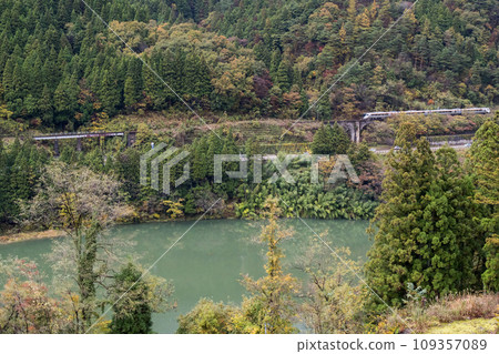 [高山本線]深秋在比越區間運行的特急飛驒14號 109357089