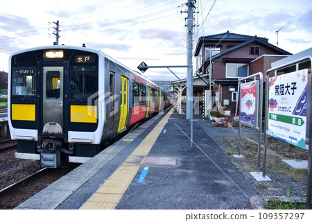 茨城縣醍醐町水郡線（奧久寺青龍線）常陸醍醐站月台及水郡線車輛 109357297