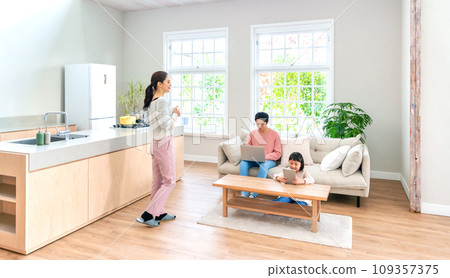 爸爸,媽媽,孩子,客廳做不同的事情 爸爸,媽媽,孩子,客廳做不同的事情 109357375