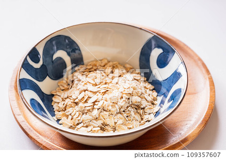 rolled oats in a bowl rolled oats in a bowl 109357607