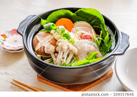 Vegetable and mushroom casserole hotpot for one person Vegetable and mushroom casserole hotpot for one person 109357648