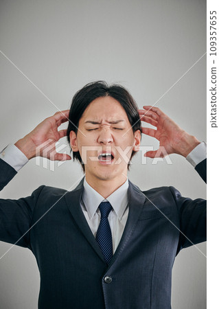 震驚的年輕男性上班族抱著頭 109357655