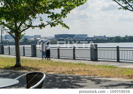 埼玉縣越谷湖町湖畔撐著遮陽傘約會 109358056