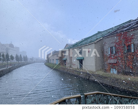 First snow in Otaru 109358058