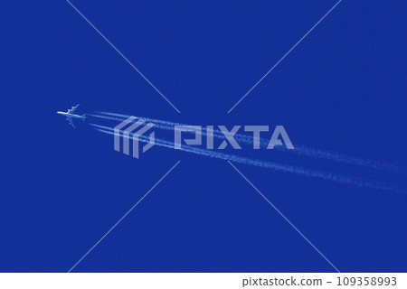 Jumbo jet flying in the blue sky and contrail 109358993