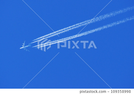在藍天和轉換軌蹟的超大噴氣機飛行 109358998