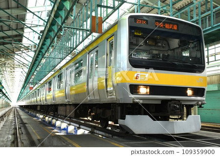 中央・總武普通線E231系在車站停靠 109359900