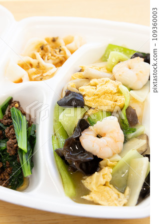 Delicious shrimp, greens, and salt stir-fried Chinese food bento Delicious shrimp, greens, and salt stir-fried Chinese food bento 109360003