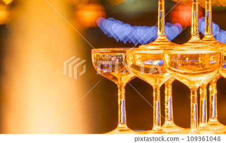 玻璃塔和聚光燈 109361048