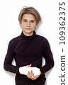 Young caucasian man with a broken arm wearing an arm splint isolated on white background 109362375