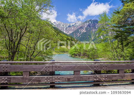 【新綠上高地】從穗高橋看到的梓川的水流和穗高連峰的殘雪 109363094