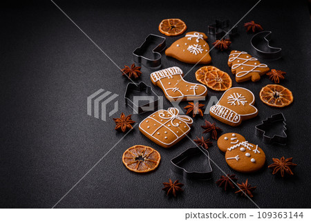 Delicious gingerbread cookies with honey, ginger and cinnamon 109363144
