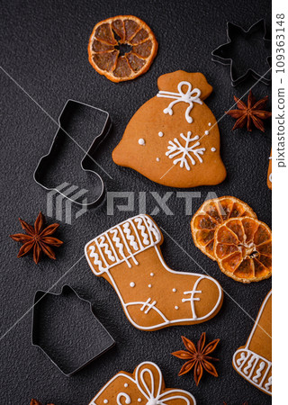 Delicious gingerbread cookies with honey, ginger and cinnamon Delicious gingerbread cookies with honey, ginger and cinnamon 109363148