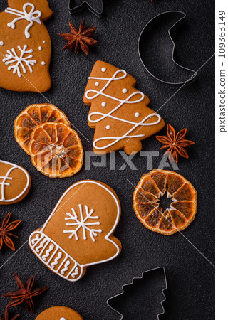 Delicious gingerbread cookies with honey, ginger and cinnamon 109363149